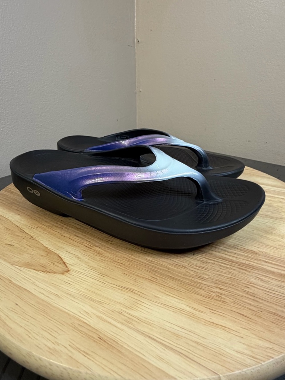 OOFOS Women’s OOlala Luxe Thong Sandals - Picture 2 of 12